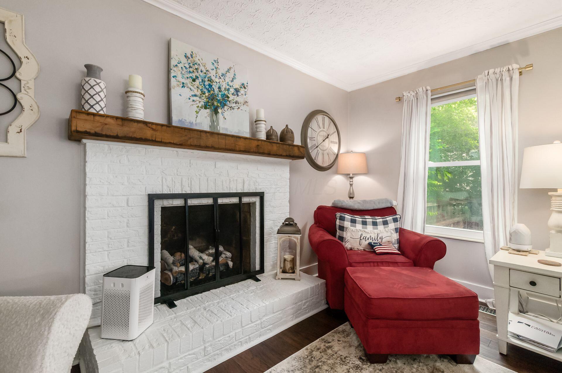 2881 Bohlen Drive Hilliard, OH 43026 - Photo 22 of 56 Family Room - 17'5" x 13'6" - Woodburning Fireplace with Gas Log