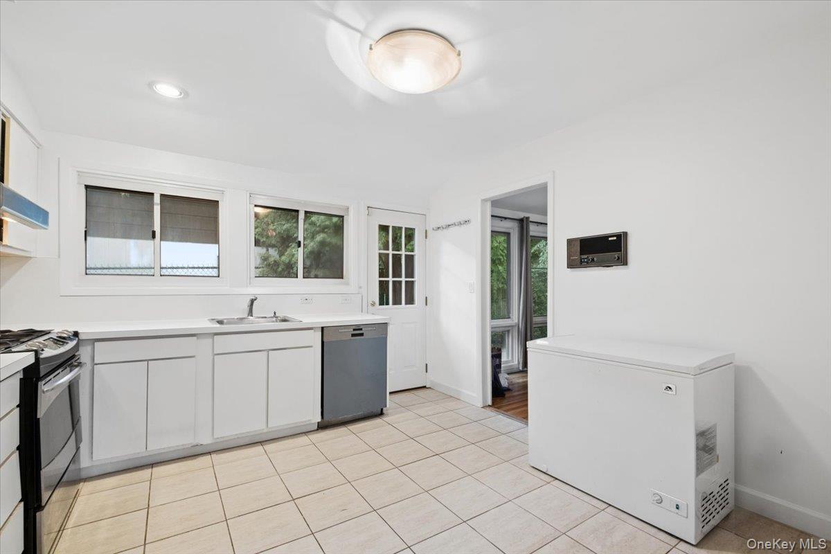 21 Tanglewood Road Scarsdale, NY 10583 - Photo 10 of 28
