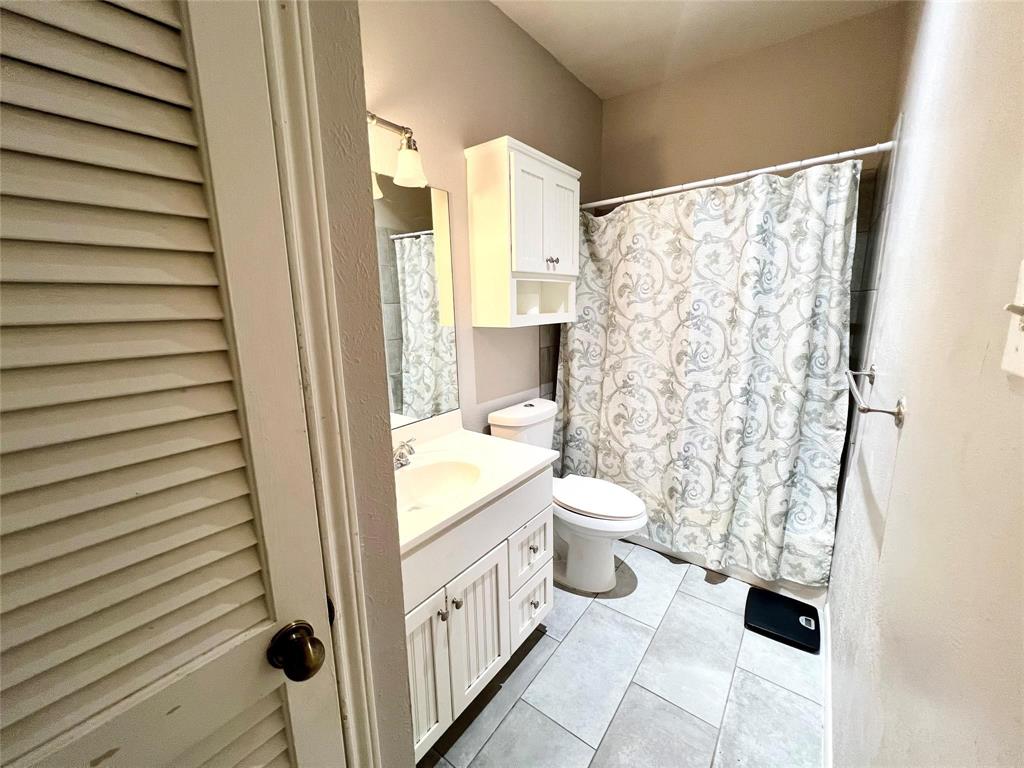2105 Count Fleet Drive, Unit 207 Arlington, TX 76011 - Photo 14 of 17 a bathroom with a sink and a toilet