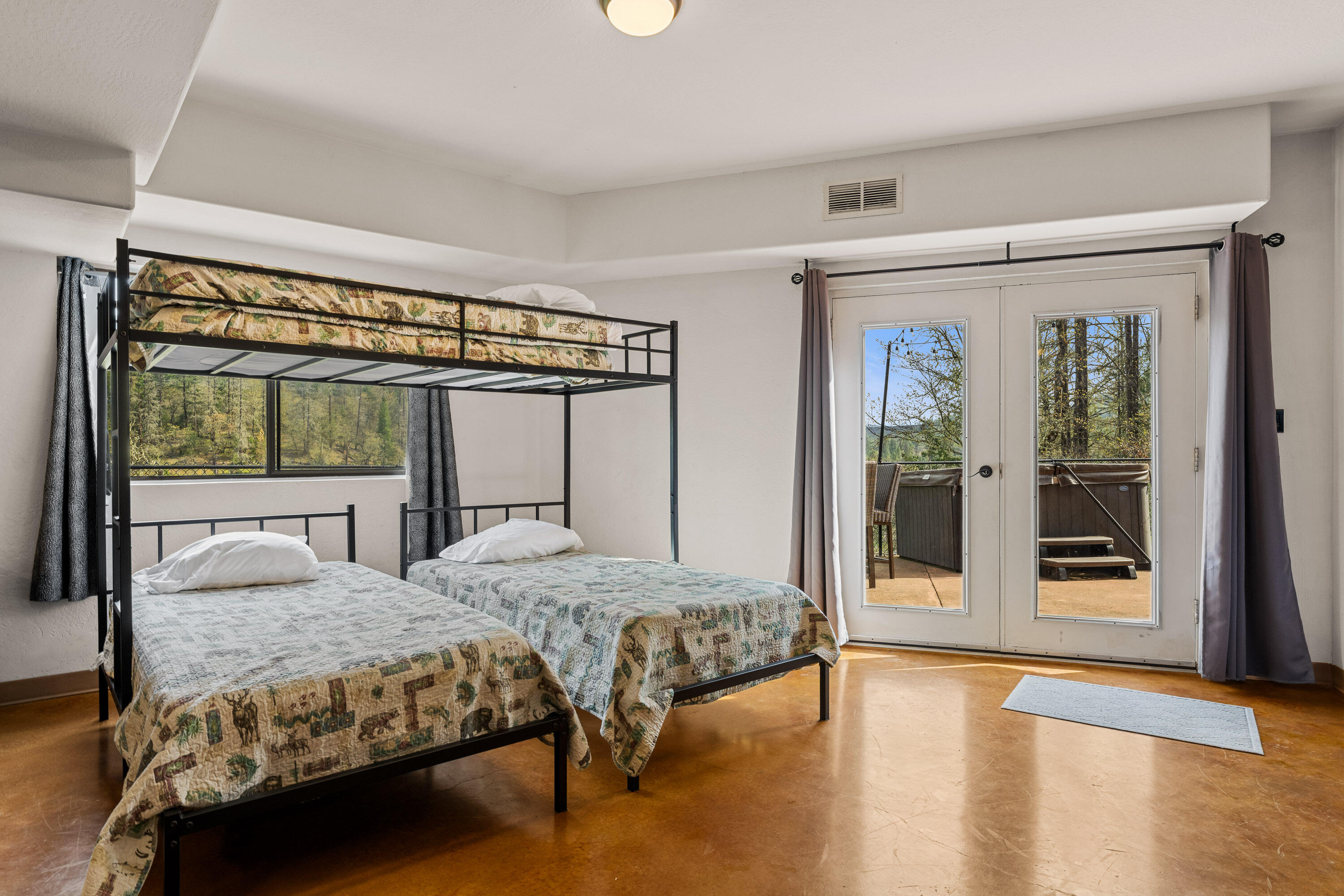 7201 Crowfoot Road Trail, OR 97541 - Photo 27 of 56 a bedroom with a large bed and a large window