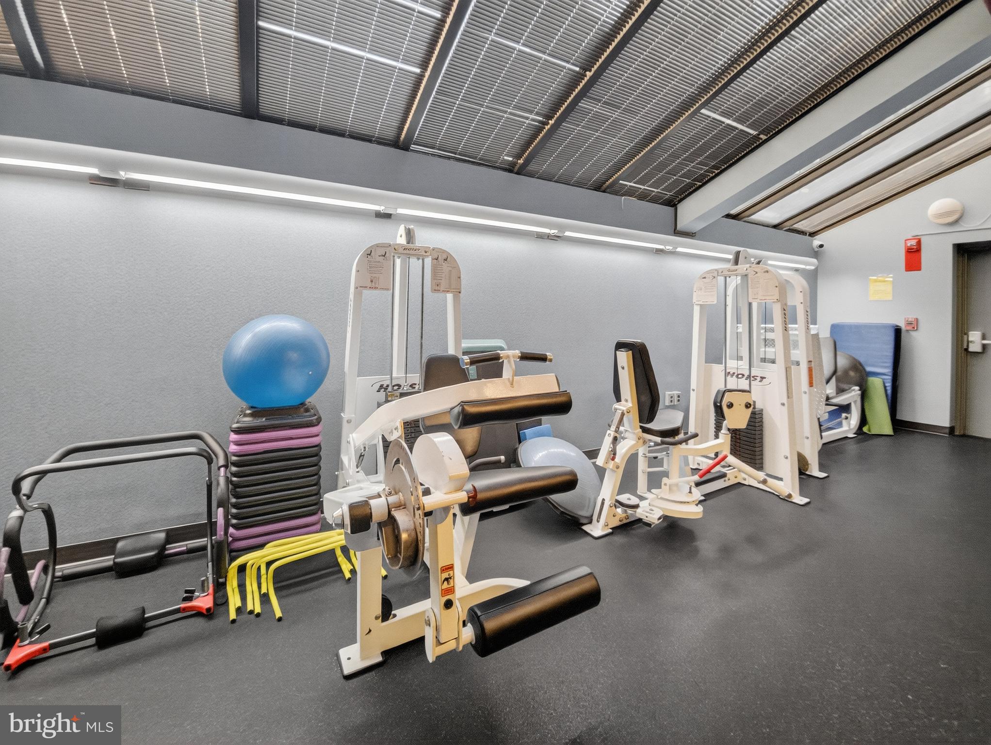 1530 Key Boulevard, Unit 517 Arlington, VA 22209 - Photo 47 of 50 a room with gym equipment