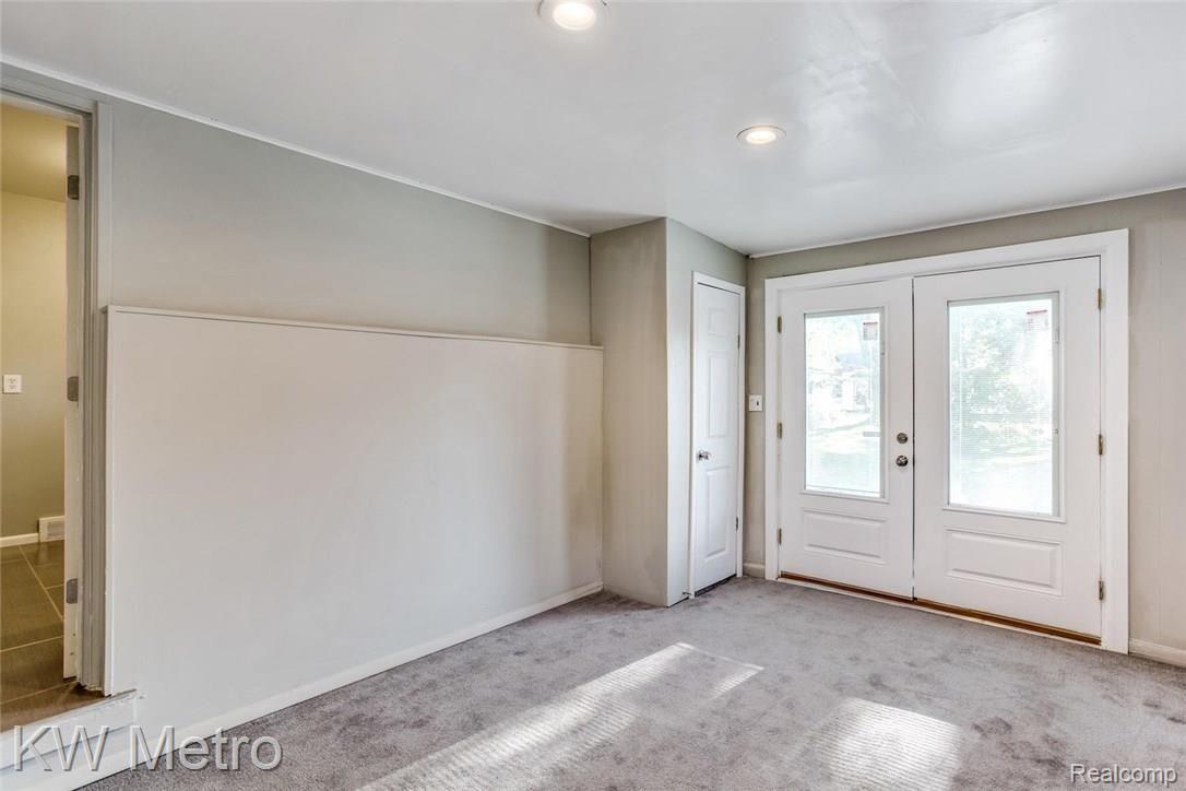29532 Fall River Road Southfield, MI 48076 - Photo 11 of 17 29532 Fall River Rd Southfield-large-011-3-Family Room-1500x1000-72dpi.jpg