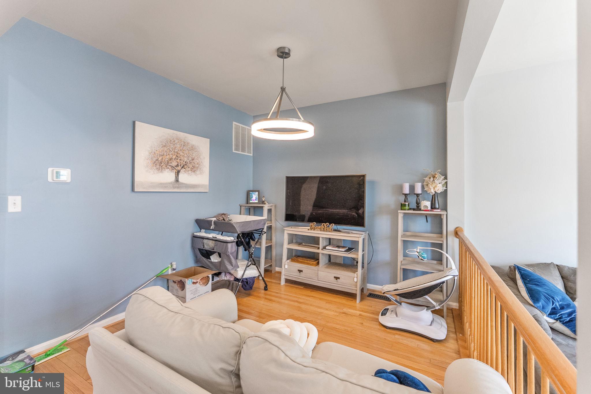 3392 Beechcliff Drive Alexandria, VA 22306 - Photo 8 of 25 a view of a livingroom with workspace and a window