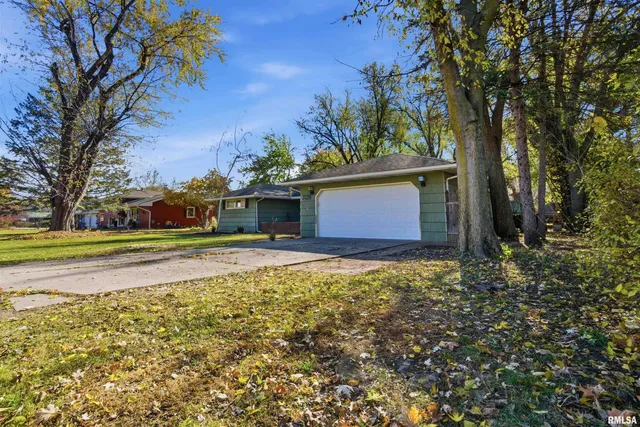 $239,900 | 3126 East Cedar Hills Drive, Chillicothe, IL 61523