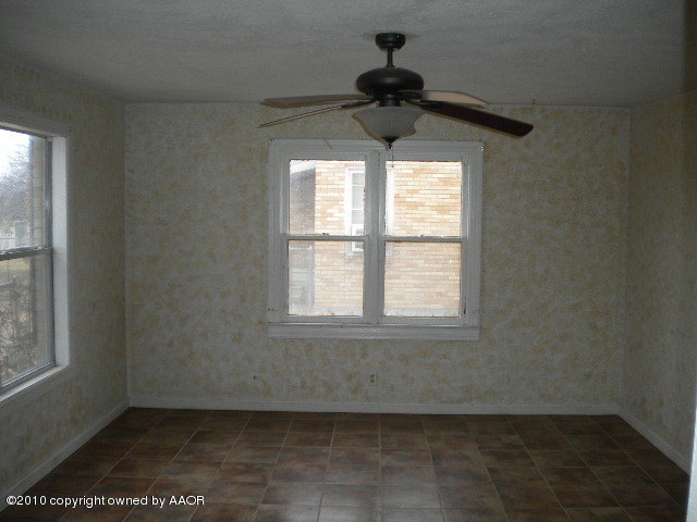 4035 River Road Amarillo, TX 79108 - Photo 3 of 5 living rom