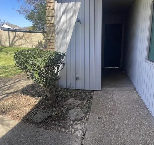 a view of a pathway along a building