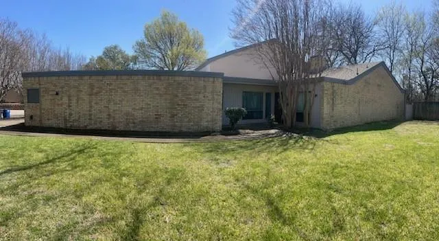 a view of a backyard