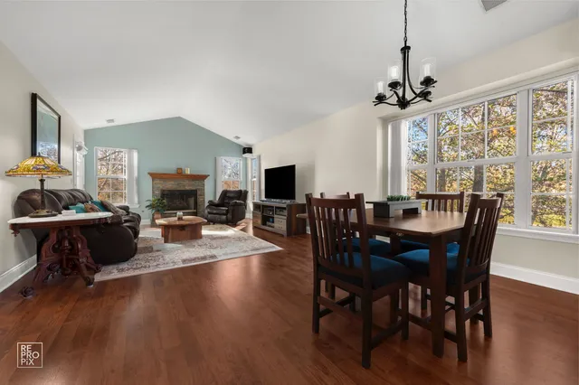 $330,000 | 2810 Belle Lane, Schaumburg, IL 60193