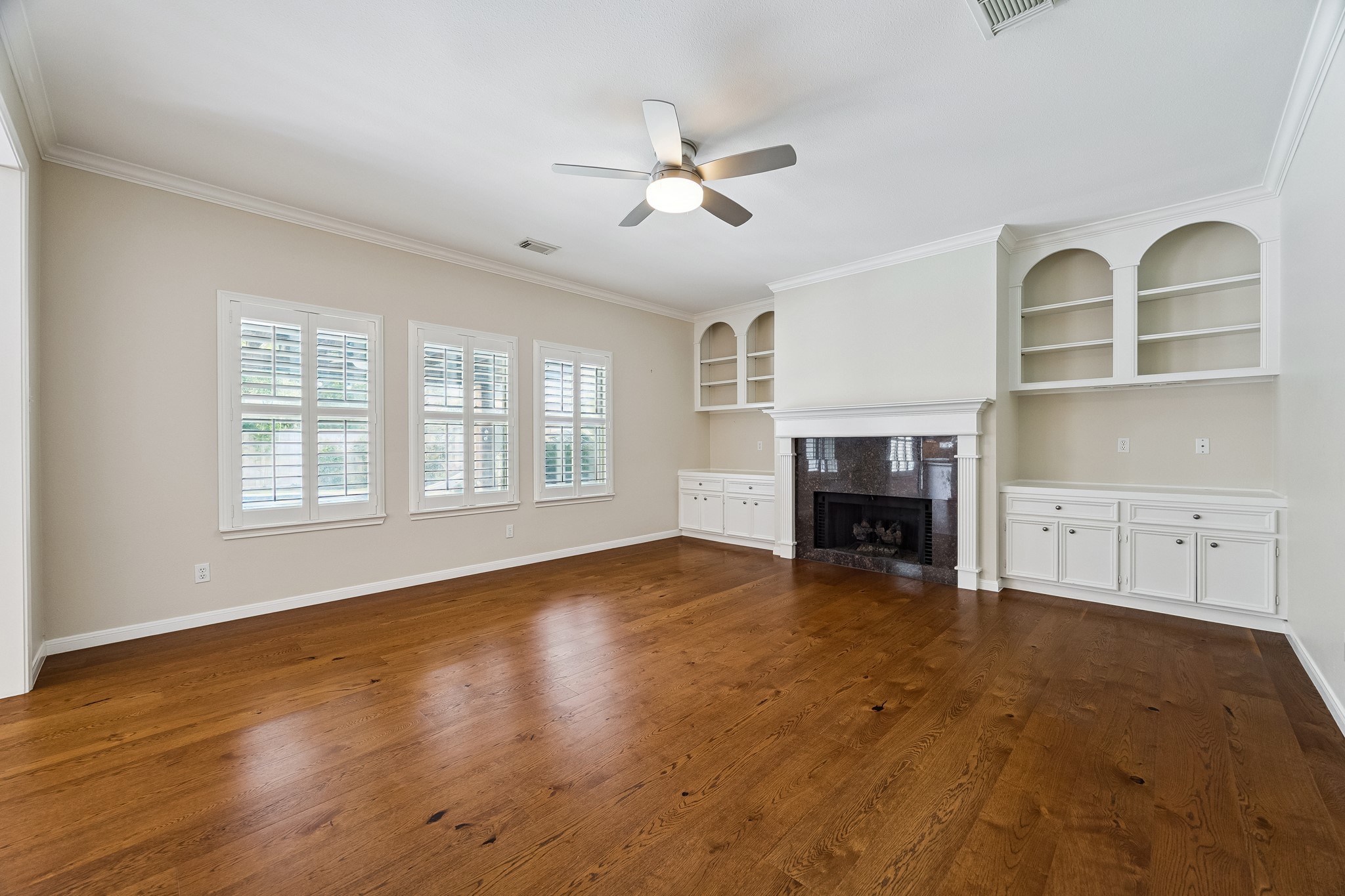 816 Anderson Street Bellaire, TX 77401 - Photo 23 of 45 Living Room