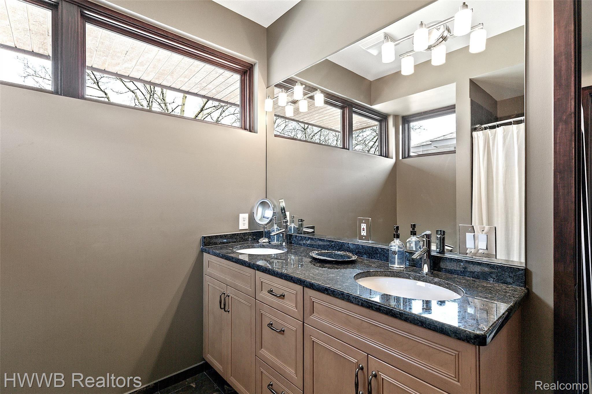 1228 Ruffner Avenue Birmingham, MI 48009 - Photo 31 of 47 31 - 2nd Bath 592A2296.jpg