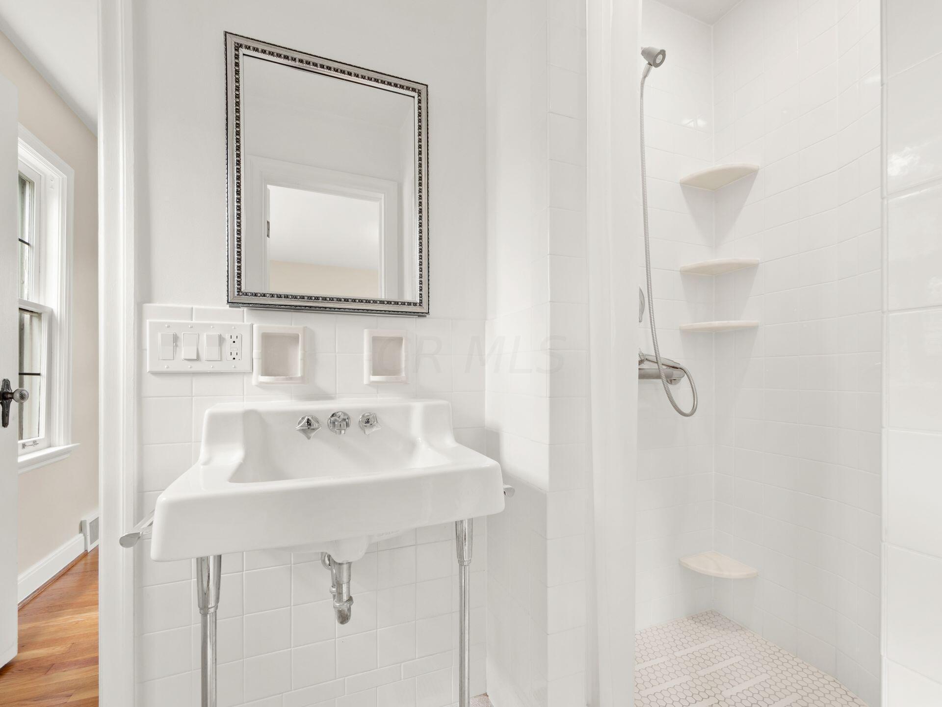 1655 Doone Road Columbus, OH 43221 - Photo 41 of 52 Jack and Jill full bath