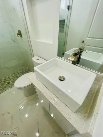 a view of a house with backyard and garden