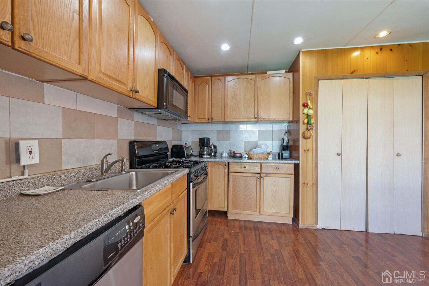 145 Woodbury Road Edison, NJ 08820 - Photo 7 of 24 Gallery Image 7