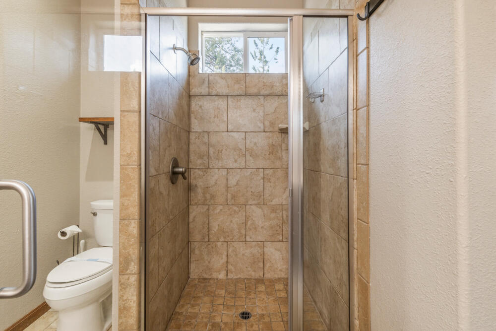 6352 Sanderling Road Klamath Falls, OR 97601 - Photo 31 of 65 Main Primary - Bathroom