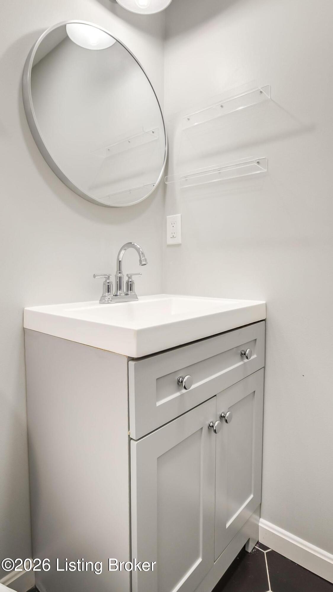 634 Country Club Road Louisville, KY 40206 - Photo 16 of 35 Full Bathroom