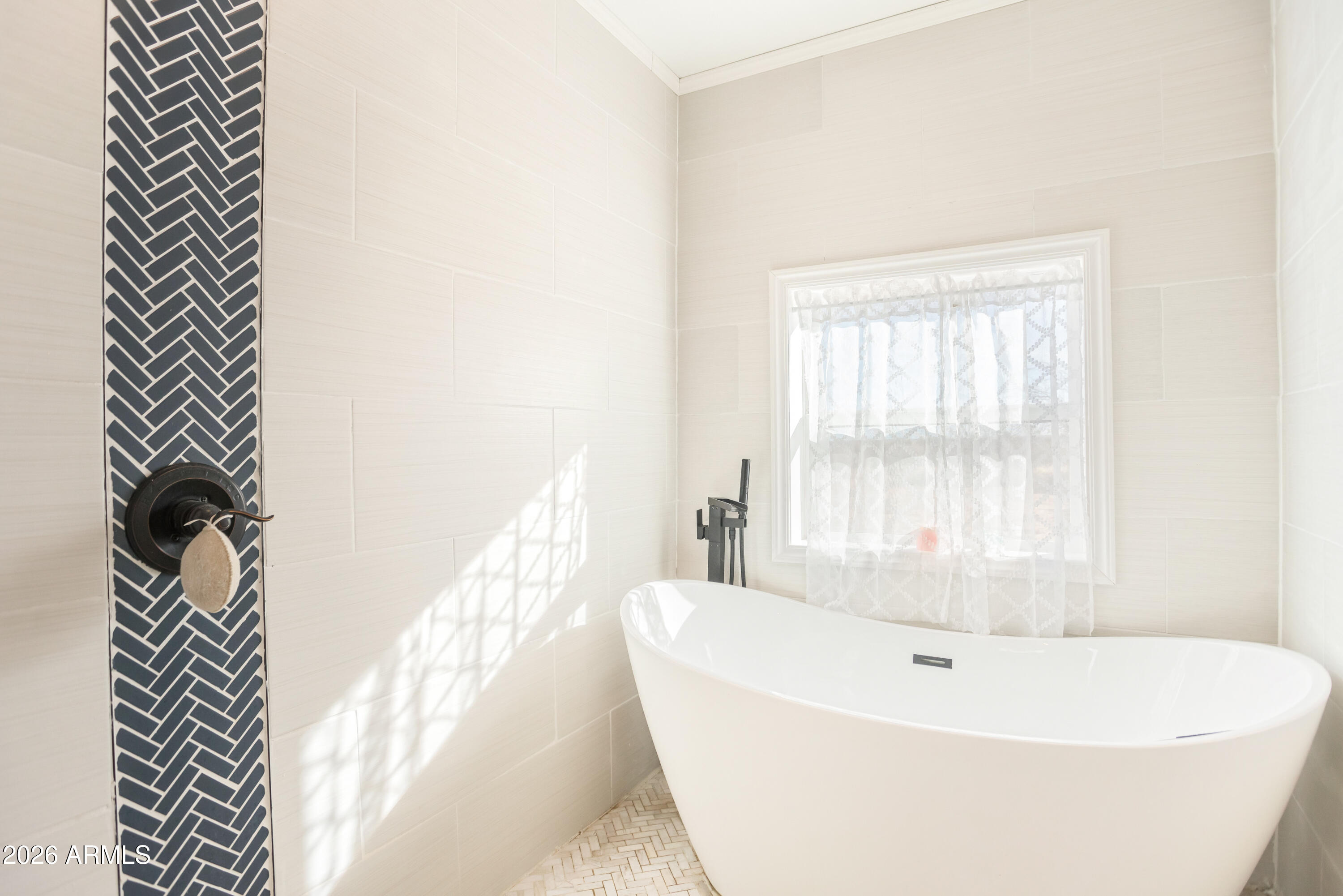 11441 South Samuel Road Hereford, AZ 85615 - Photo 28 of 47 a white bath tub sitting next to a window