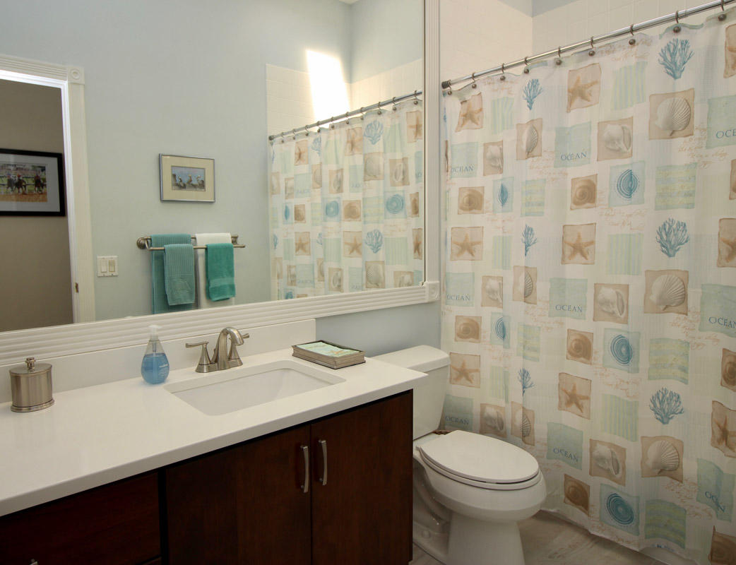 127 Hampton Circle Jupiter, FL 33458 - Photo 20 of 31 Guest Bath