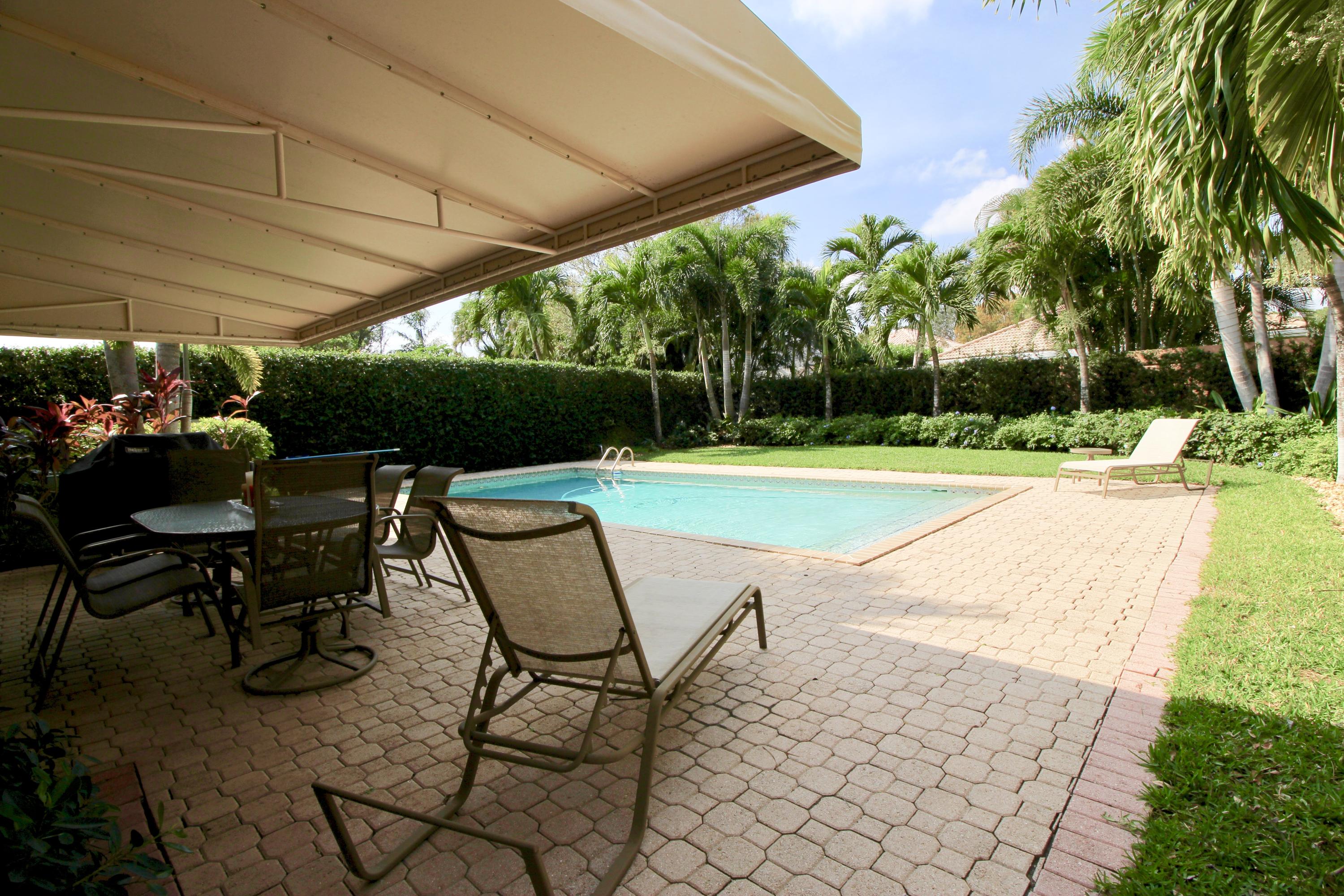 127 Hampton Circle Jupiter, FL 33458 - Photo 22 of 31 Spacious and Private Back Yard