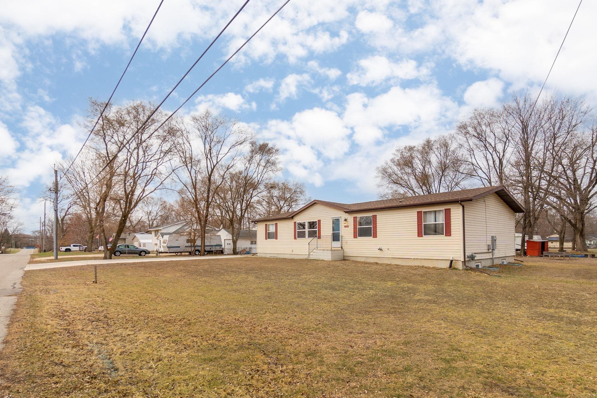 1239 Fulton Street Waterloo, IA 50707 - Photo 3 of 33 Gallery Image 3