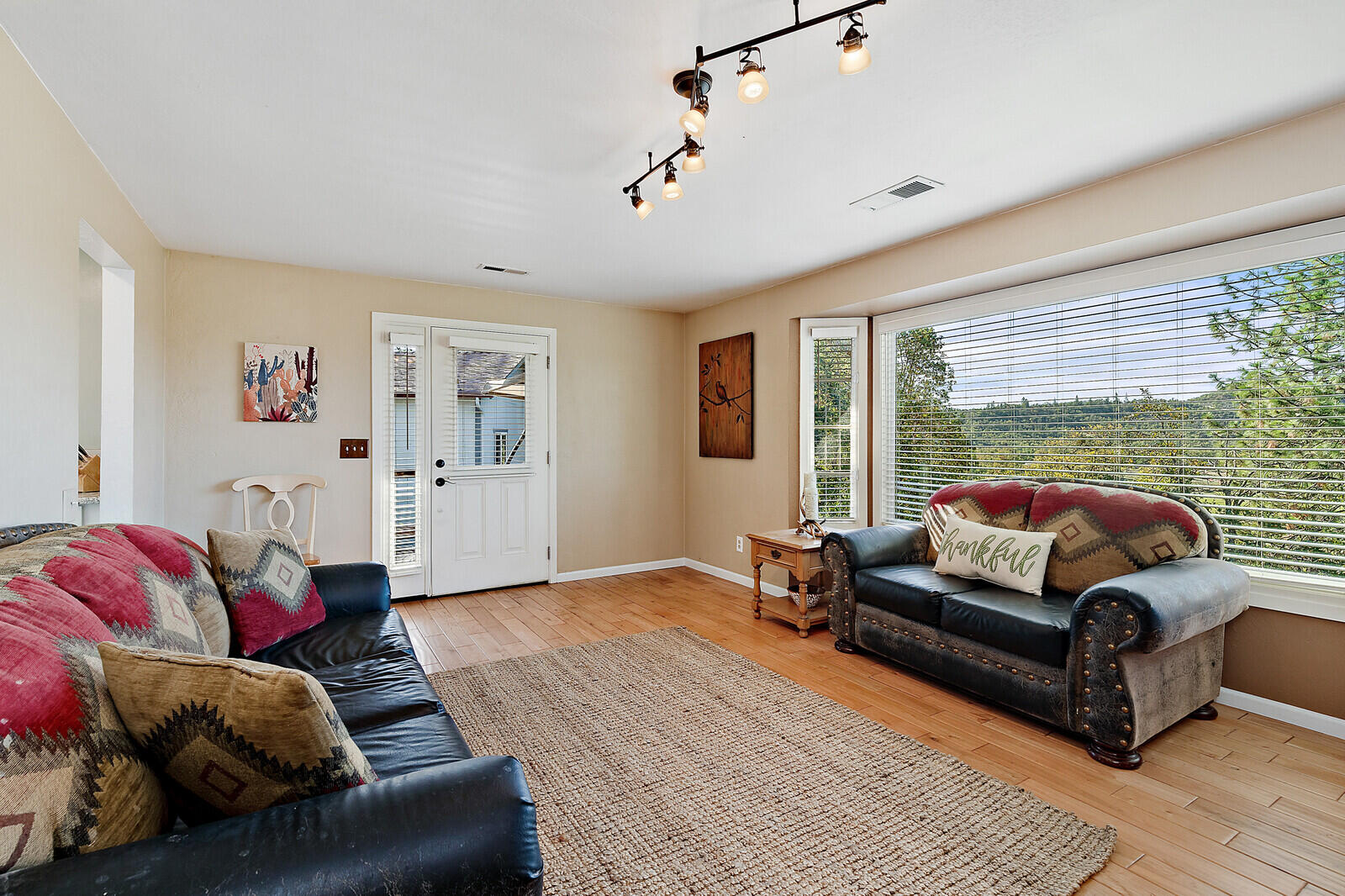 1477 Worthington Road Eagle Point, OR 97524 - Photo 9 of 65 10-Living Room