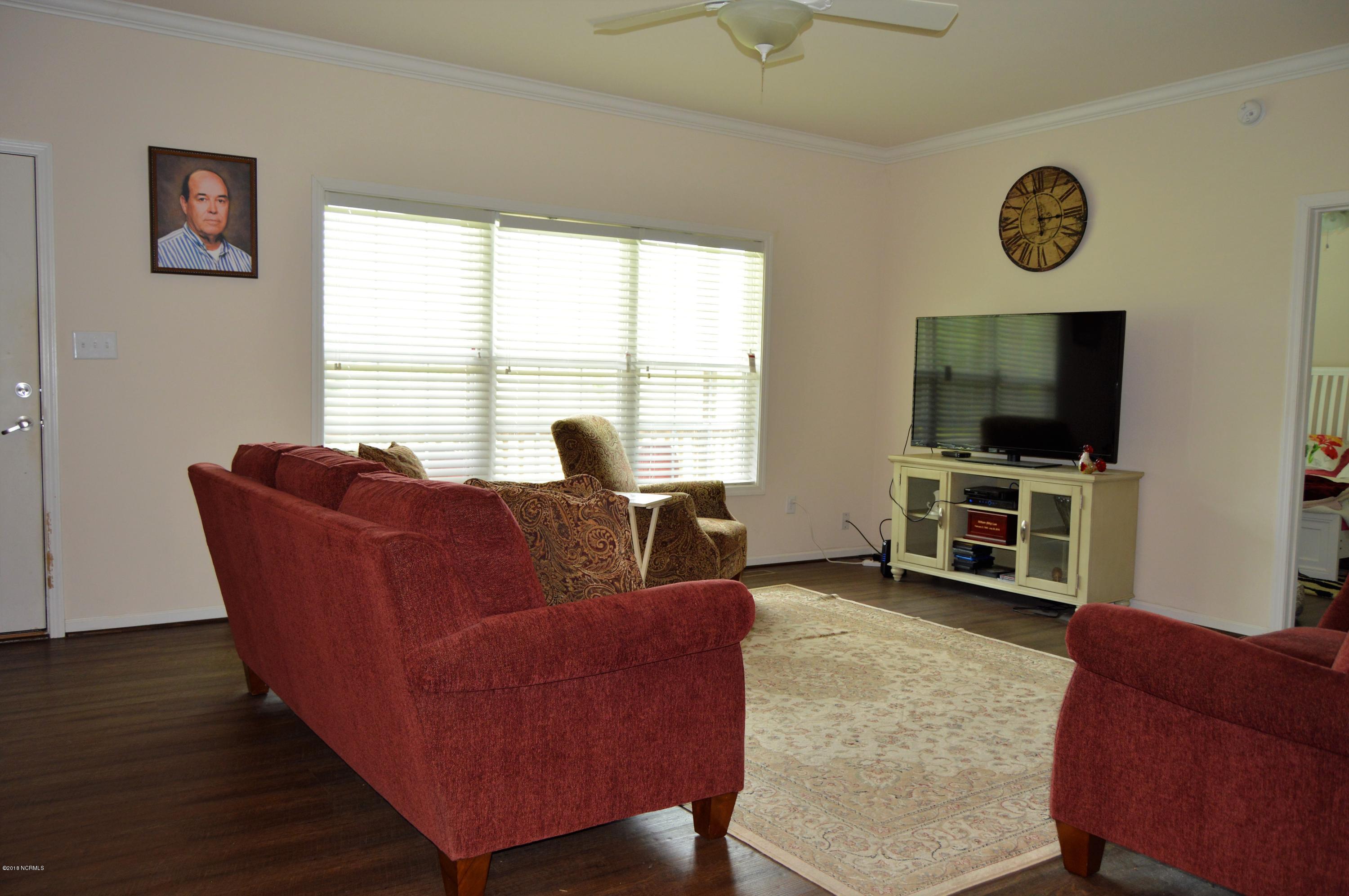 4195 Highsmith Road Burgaw, NC 28425 - Photo 5 of 33 living rm