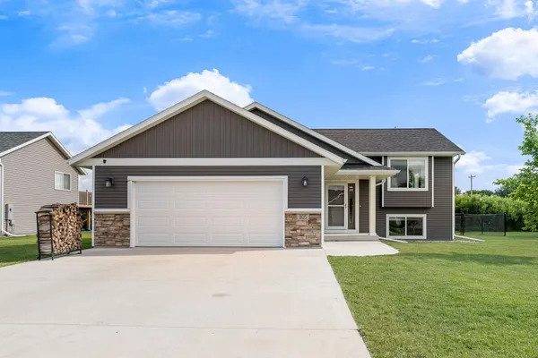 $369,900 | 805 El Dorado Street Southeast, Owatonna, MN 55060