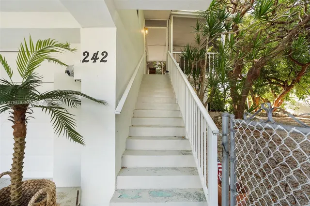 a view of entryway with a front door