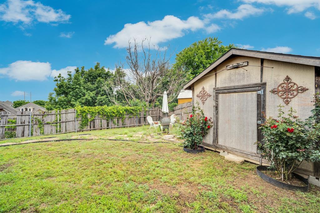 1605 South 3rd Street Midlothian, TX 76065 - Photo 8 of 26 Side yard