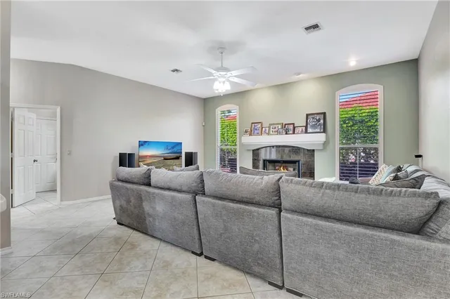 $1,000,000 | 2024 Imperial Circle, Naples, FL 34110