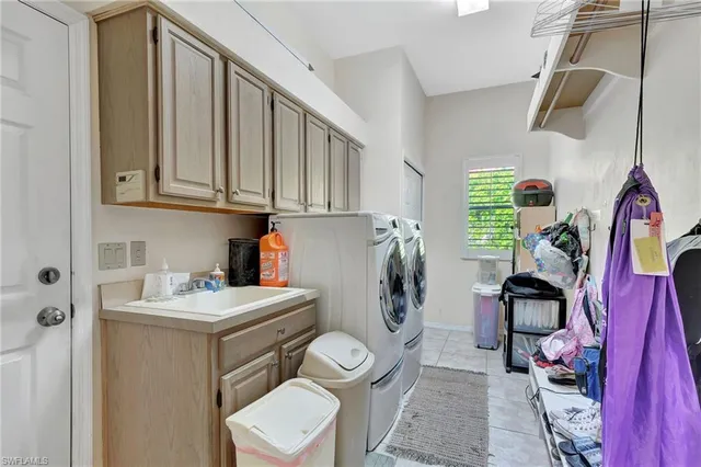 $1,000,000 | 2024 Imperial Circle, Naples, FL 34110