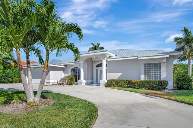$1,000,000 | 2024 Imperial Circle, Naples, FL 34110