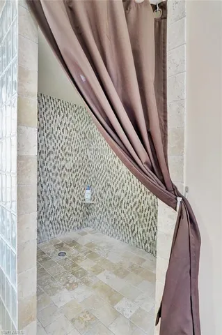 $1,000,000 | 2024 Imperial Circle, Naples, FL 34110