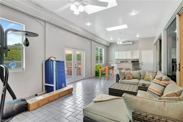 $1,000,000 | 2024 Imperial Circle, Naples, FL 34110