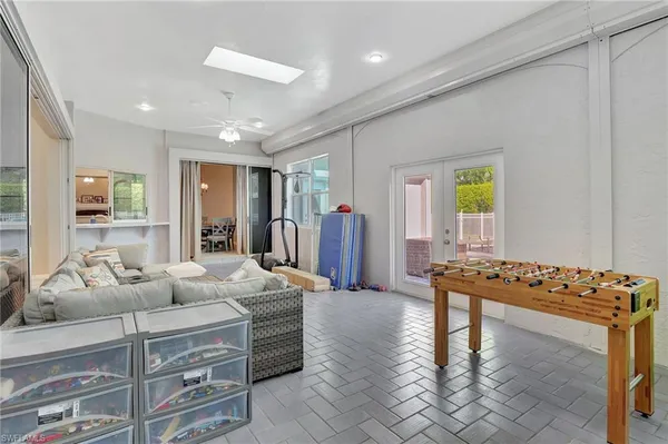 $1,000,000 | 2024 Imperial Circle, Naples, FL 34110