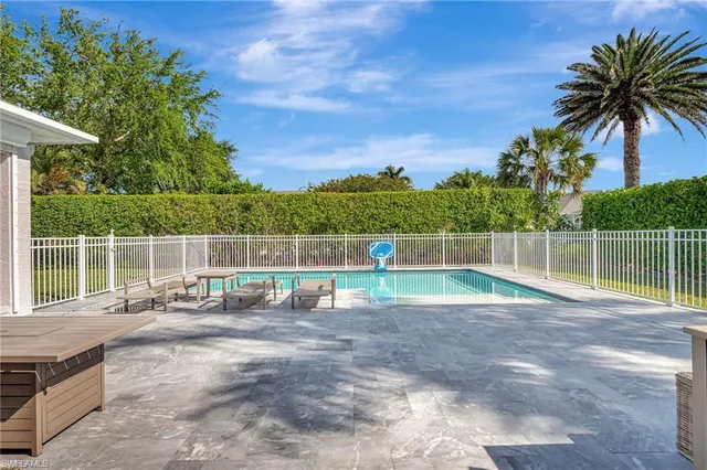 $1,000,000 | 2024 Imperial Circle, Naples, FL 34110