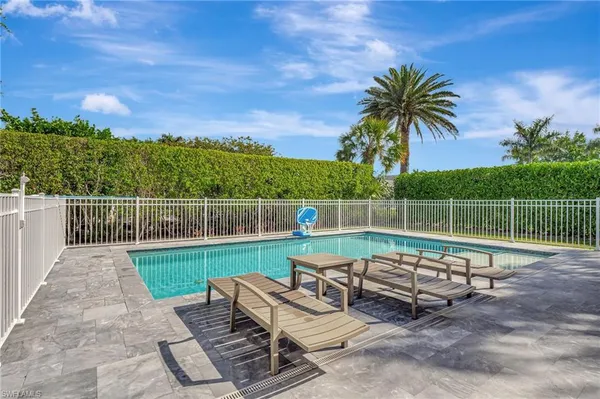 $1,000,000 | 2024 Imperial Circle, Naples, FL 34110