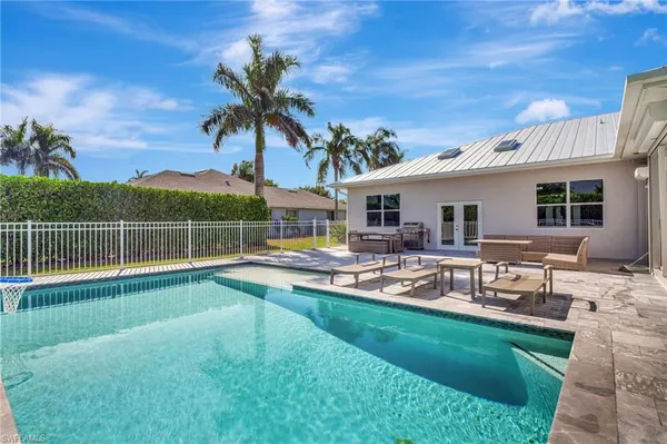 $1,000,000 | 2024 Imperial Circle, Naples, FL 34110