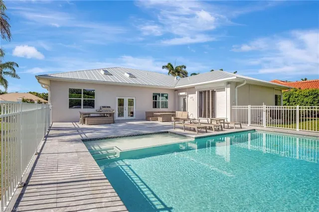 $1,000,000 | 2024 Imperial Circle, Naples, FL 34110