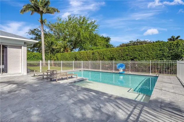 $1,000,000 | 2024 Imperial Circle, Naples, FL 34110