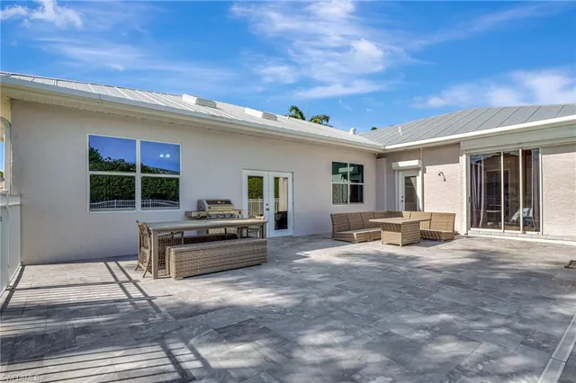 $1,000,000 | 2024 Imperial Circle, Naples, FL 34110