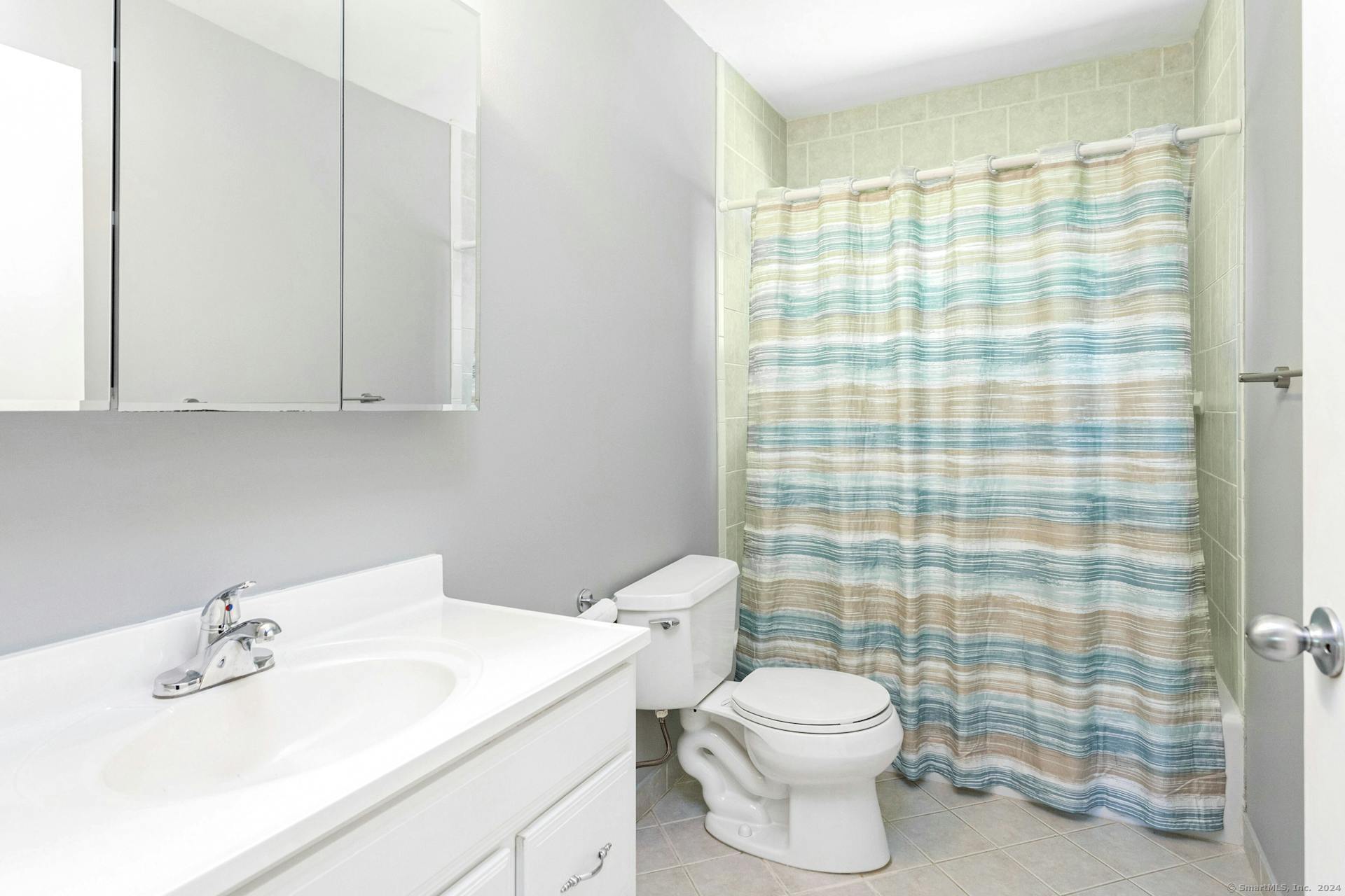5 Wakerobin Road Norwalk, CT 06851 - Photo 17 of 27 Hall bath