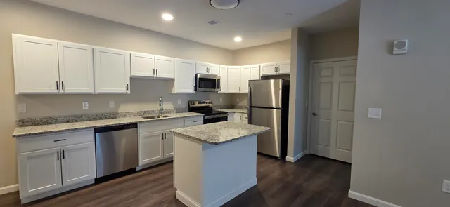 $2,200 | 217 Rockingham Road, Unit 101, Londonderry, NH 03053