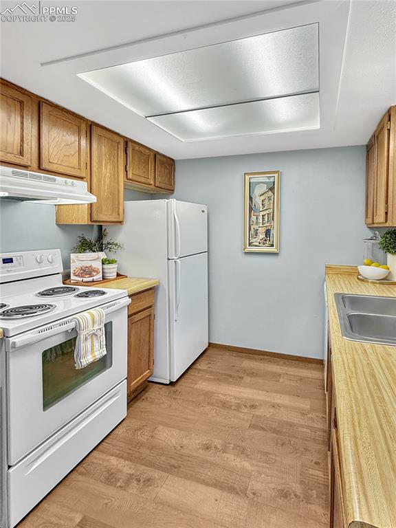 3033 Starlight Circle Colorado Springs, CO 80916 - Photo 4 of 44 a kitchen with a stove top oven and refrigerator