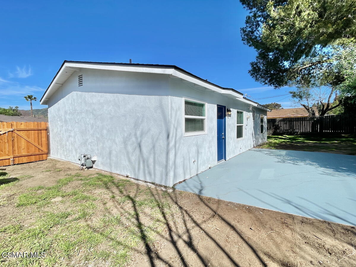 6334 Caroline Avenue Simi Valley, CA 93063 - Photo 26 of 30 a backyard of a house