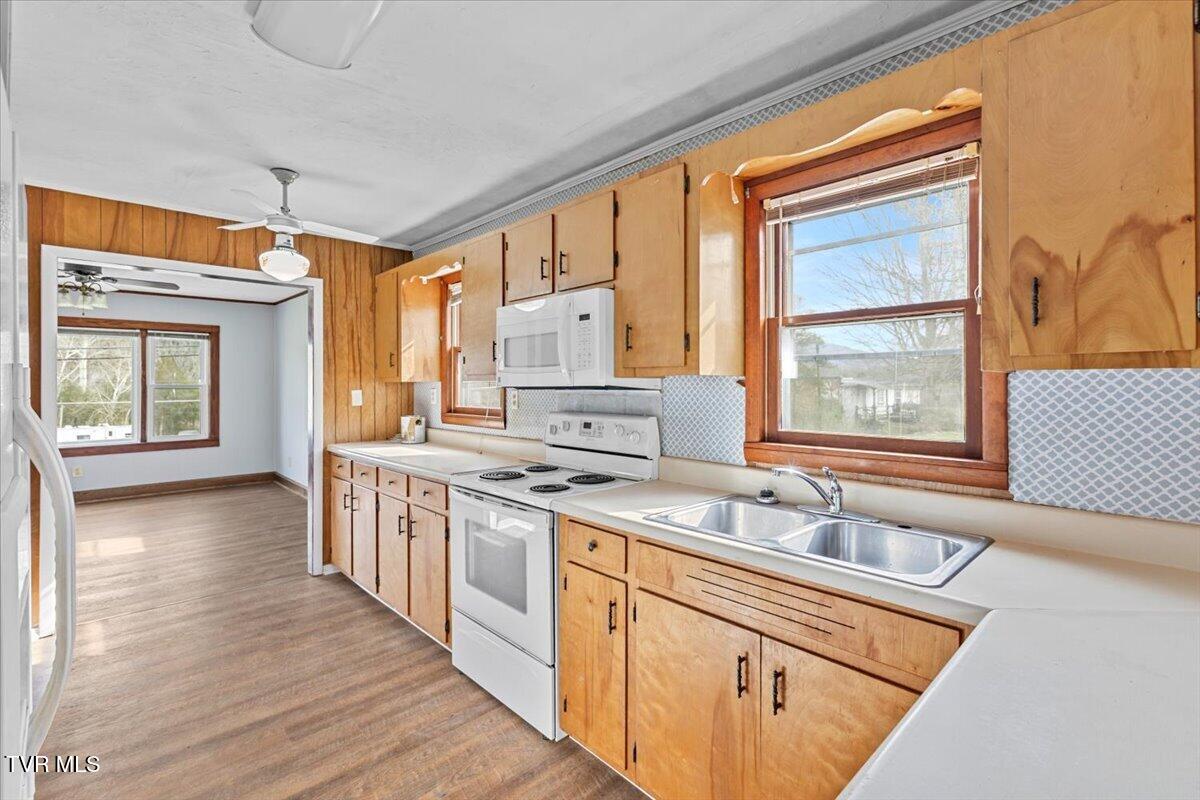 592 Emmett Road Bristol, TN 37620 - Photo 15 of 33 09-128A7850