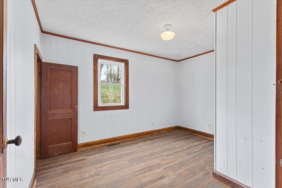 592 Emmett Road Bristol, TN 37620 - Photo 17 of 33 11-128A7858