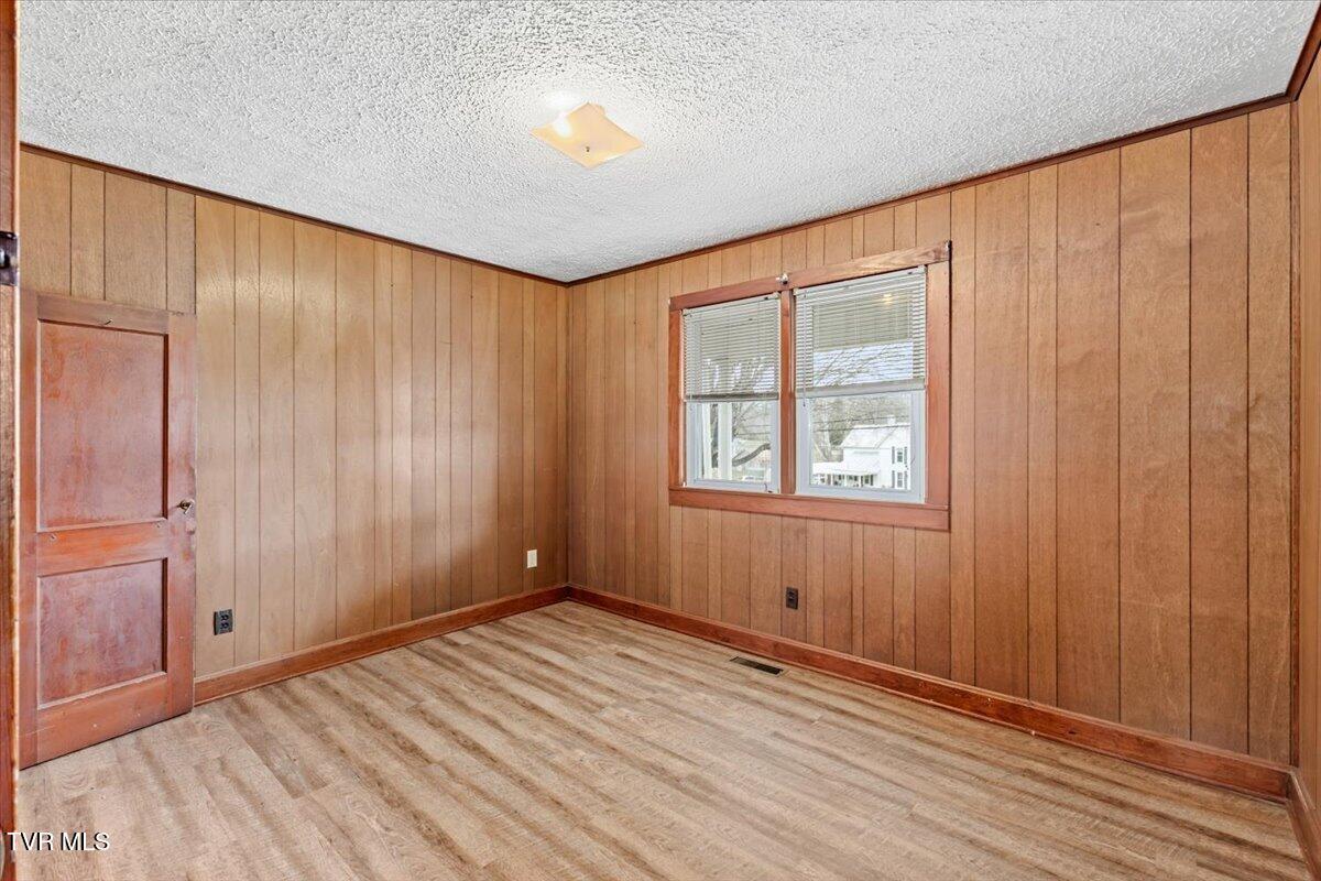 592 Emmett Road Bristol, TN 37620 - Photo 20 of 33 14-128A7870