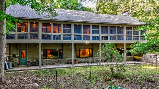 a view of a backyard