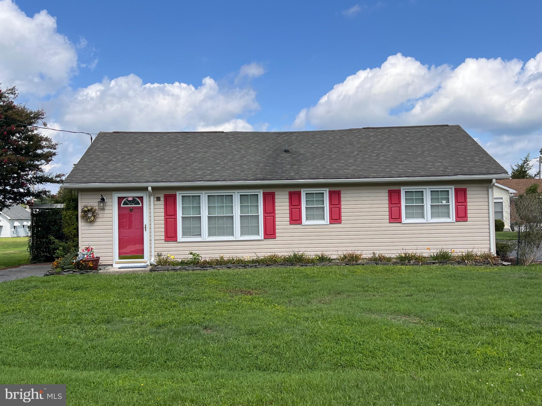 2 Alfred Street Georgetown, DE 19947 - Photo 1 of 1 Charming home with vibrant accents.