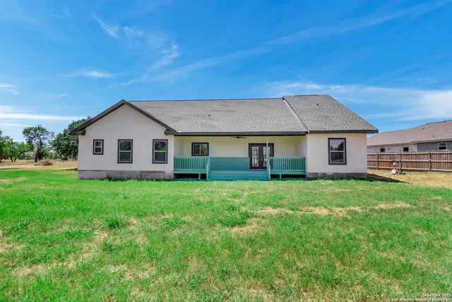 a view of a house with backyard and garden